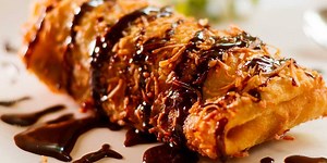 Chocolate and Banana Fried Spring Roll Simply Made in Heaven! GET THIS RECIPE: www.recipe30.com | Recipe30