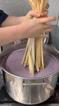 草履表に使う竹皮を染色する。 / Dyeing materials for handwoven bamboo footbeds.