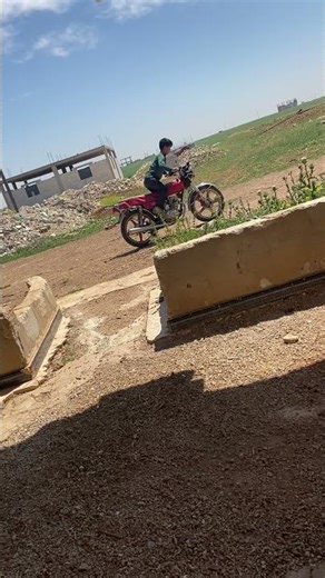 طفل يقود دراجه 🫡