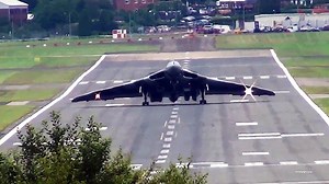 Vulcan XH558’s ‘Wheelie Style’ Entrance at Farnborough