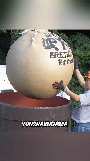 A 1-meter, 420-kg handcrafted shell filled with thousands of precisely placed “stars,” wrapped in paper pulp and rope — built over months so it explodes into perfect, massive blooms. #Fireworks #Japan #Pyrotechnics #YanchaKurdama | Facts Wiki