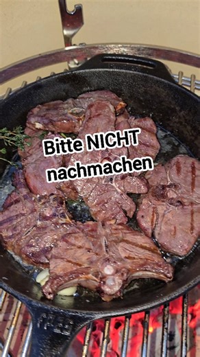 Maxim’s BBQ World on Instagram: "Bitte NICHT nachmachen... ...außer ihr wollt zartes Wildfleisch 😍😍 Sika-Hirsch-Koteletts im Keramikgrill - außen Feuer, innen rosa Perfektion. Wer will mehr Wild-Rezepte? Kurzes, hartes Anbraten (ca 1 min pro seite), damit wir Röstaromen bekommen, aber innen rosa bleiben. Ein bisschen Butter, Knoblauch, frischer Thymian - mehr braucht so ein Stück Natur nicht. Bestes Wildfleisch aus der Region Lippe von @wildaf_official Der beste Keramikgrill von @monolithbbq #