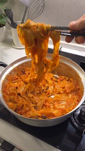 Remzi Doğuludur on Instagram: "Domates Soslu Makarna 🍅🍝 Malzeme listesi yazmaya gerek olduğunu düşünmüyorum :) Baya efsane bir tat 👌 #makarna #pasta #pastalover #yemektarifleri #italianfood #lezzetli #homemadepasta #pratiktarif #pastarecipe #foodie #evyemekleri #quickpasta #dinnerideas #tastyfood #pastanight #mutfakta #foodstagram #easyrecipe #makarnatarifi #homecooking #maybepeachdorm"