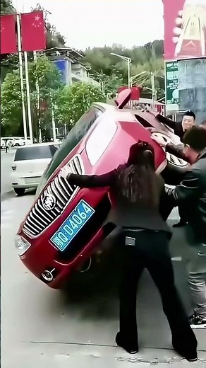 Teamwork Pushing Car, This Move Is Too Hardcore!