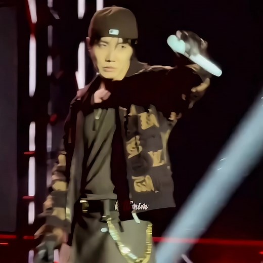 kat♡ (@kittimim) - J-Hope's Mic Drop Performance Insights