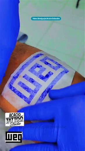 Na terça-feira, 6 de janeiro, um funcionário William Kaique Pires da Costa decidiu tatuar o logotipo da multinacional WEG na perna como forma de homenagear a empresa onde trabalha há quase oito anos, em Jaraguá do Sul. A tatuagem foi feita pelo tatuador Acácio Dalsochio. Segundo o relato publicado pelo próprio trabalhador, o vínculo com a WEG começou ainda antes de ser contratado. Ao passar em frente à empresa pela primeira vez, William conta que pensou que um dia ainda trabalharia no local. No 