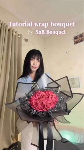salmaサルマ on Instagram: "Tutorial wrap bouquet by snr bouquet 💐 cuma pake 2 1/2 celophane😘 #tutorialwrappingbuket #satinbouquet #rosebouquet"