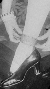 ¿Cómo se vestían nuestros antepasados? 🕰️✨ Descubrilo en este viaje a través del acervo histórico del Archivo General de la Nación.En esta charla, desempolvamos nuestros recursos para analizar épocas, texturas y tendencias que marcaron nuestro país. Descubrí la influencia de la moda a lo largo de las décadas y conectá esa historia con tu propio placard.¡No te pierdas “La moda a través del tiempo y el archivo”!🗓️ Miércoles 23 y 30 de julio ⏰ 11 h.👉 Inscribite en: https://bit.ly/InviernoAGN | A