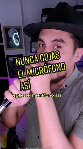 Consejos sobre cómo coger un micrófono para cantar