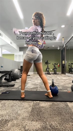 BiG A.R. The Rockstar 🎸🧜🏽‍♀️🌈 on Instagram: "Finna start challenging yo fav rappers / influencers to get a yoga session in with me 🤌🏾💫🧘🏽‍♀️☀️ #yoga #gym #morningworkout"