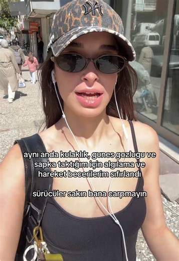 Gözlük, Kulaklık ve Şapka Kombinasyonu: Görüş Alanı Sıfırlandı!