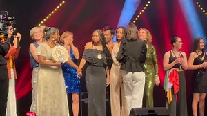 🎉 Tal’en Meuse 2025 — Retour en images ! 🎶 Hier soir, La Barroise de Bar-le-Duc a vibré avec la victoire rayonnante du groupe LedZap ! Originaires de Commercy, ils ont remporté la 2ᵉ édition de Tal’en Meuse avec leur reprise pleine d’énergie de Lady Marmelade – « Voulez-vous coucher avec moi ». ✨ Élus par le public, ils ont reçu le trophée Tal’en Meuse, remis par Lilou Pierson, gagnante de la première édition. 🏆 👏 Bravo à Séverine, Hubert, Christophe, Déborah, Emmanuelle, Doumé, Florence, Me