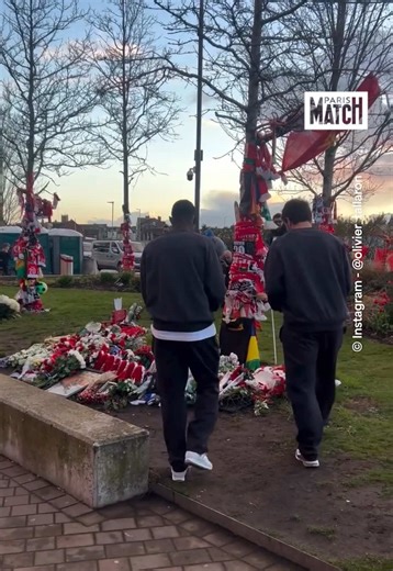 Le PSG se recueille devant le stade d’Anfield pour le joueur de Liverpool, Diogo Jota. Avant d’affronter Liverpool pour le quart de finale de la Ligue des champions ce mardi soir, les joueurs du PSG et leur directeur sportif Luis Campos ont rendu hommage à Diogo Jota, ancien des Reds. L’attaquant de 28 ans avait été retrouvé mort le 3 juillet dernier après un accident de voiture avec son frère André Silva. #diogojota #reds #liverpool #psg #sportstiktok