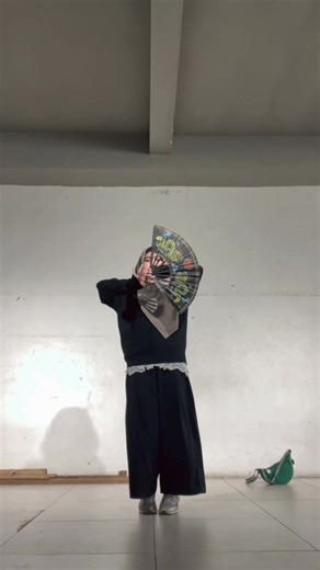 Agak maju mundur mau upload video bajidor kahot ini, soalnya keliatan awkwardnya WKWKWK. Tapi modern/kpop dancer boleh kan sesekali coba yang tradisional... hehe