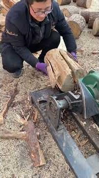 This way of splitting firewood is much more efficient. The operation is simple.