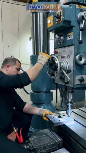 Manual Milling of Threaded Holes in Extrusion Die | Bolt Recesses on Steel Billet | HAYAT KALIP