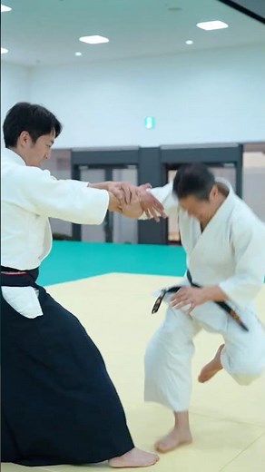 片手綾持ち二ヶ条抑え(一) Katate-ryote-mochi nikajo osae (1)