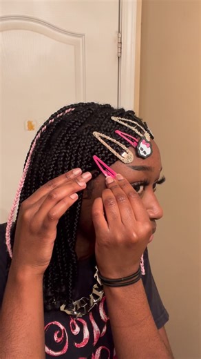 jiinxx on Instagram: "alt hair tutorial!!! ft my monster high clips🖤✨ julie might be my fav band 🥺hopefully I didn’t use this song already and if I did though apples cuz it’s my fav julie song😤 #altblackgirl #alt #alternative #goth #edgy #emo #emo #hairinspo #tutorial #hairstyle #altbaddie"