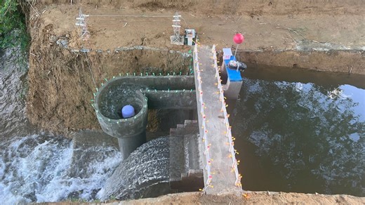 Hydroelectric power building with an extremely powerful unit