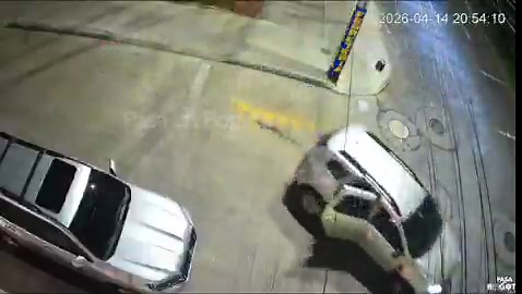 #BOGOTÁ. Escoltas de la (UNP) frustraron robo de una Toyota en el occidente de la capital. Los sujetos armados interceptaron a sus víctimas tras salir de un establecimiento comercial, pero fueron confrontados. Videos de cam's/seguridad muestran que los sospechosos salieron de una Renault Duster; vecinos reportaron sangre en el lugar, confirmando que uno de los individuos fue impactado.