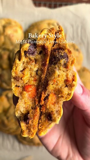You know that first chilly morning when all of a sudden you crave everything pumpkin spice? These loaded Oreo M&M cookies are crisp with a soft inside and will take away all your cravings😋🍂 Makes 16 large cookies, recipe below! 1 cup unsalted butter, cold 3/4 cup brown sugar ½ cup granulated sugar 2 tsp vanilla 2 eggs, cold 3 cups all purpose flour 1 tsp salt 1 tsp baking soda 1 tsp baking powder 1 tsp cornstarch 1 cup chopped pumpkin Oreos (or golden vanilla!) 1 package pumpkin spice M&Ms Pre