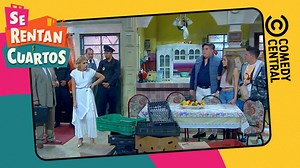 1.9M views · 1K shares | ¿QUÉ ESTÁ PASANDO AQUÍ? Acaban de embargar la casa y todos están en la calle, pero apareció quien menos se esperaban. ¿Ahora qué pasará en #SeRentanCuartos?  | Comedy Central Latinoamérica | Facebook