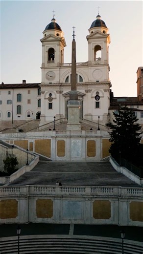La place d'Espagne : vue d'un drone sur la Piazza di Spagna de Rome