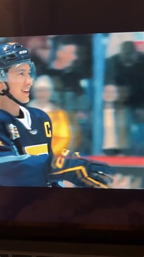 𝑀𝑒𝓁♡ on Instagram: "The kiss🫠 @heatedrivalrycrave 🏷️ #heatedrivalry #mmromance #ilyarozanov #shanehollander #hockeyromance"