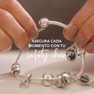 La vida es una recopilación de pequeños momentos que guardamos para siempre. Asegúralos con tu Safety Chain Pandora. 💕 #Pandora #SomethingAboutYou #PandoraSafetyChain Consulta disponibilidad y precios a través de WhatsApp https://colombia.asesoraspandora.com/#/ | Pandora