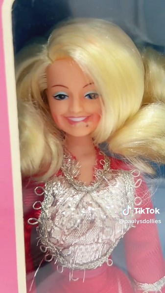 1978 Dolly Parton dolls from Goldberger Doll Manufacturing Company. I love how the faces are different! 🎼 #dollyparton #music #musiciansoftiktok #country #countrymusic #legendary #70s @Dollywood Parks & Resorts