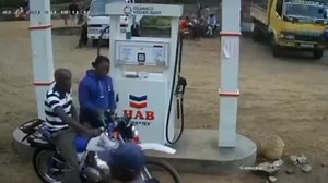 Man refuses to turn of engine while refueling at a filling station See what happened..梁 | Icon Entertainment | Facebook