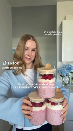 Healthy & High-protein Raspberry Overnight Oats🩷 These are super quick and easy to make and they contain about 15 g of fiber and 25 g protein per serving and no protein powder! • More easy recipes like this in my brand new recipe Ebook: HEALTHY FOOD MADE EASY✨ Link in my profile❤️ The book has 85 quick & balanced recipes: breakfasts, lunches, snacks, dinners and desserts – all designed to fit into everyday life with minimal effort🥰 • For one serving: 3/4 cup raspberries, I used thawed frozen r