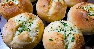 The Best Garlic Butter Buns You'll Ever Taste (Recipe)