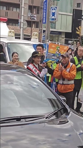 登場する一日警察署長・野崎萌香さん、麻布十番商店街🚨👮👮‍♀️