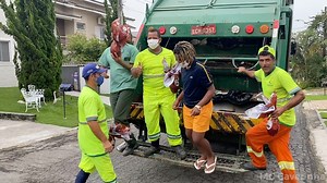 O dinheiro faz homens ricos, o conhecimento faz homens sábios e a humildade faz grandes homens. | Mc Caverinha