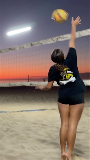 The Perfect Right Side Cut Shot From Stella Winge! #beachvolleyball #volleyball #santamonica