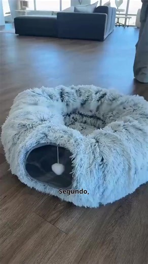 ✨ Cama Túnel para Gatos – ¡Doble Diversión y Confort en Un Solo Artículo! ✨ ¿Quieres que tu felino juegue y descanse como un auténtico rey de la casa? Esta cama túnel es la elección ideal 🐾: ✅ Diseño 2 en 1 🎮🛏️: Combina un túnel para jugar (correr, esconderse, perseguir) y un nido circular acogedor para dormir – doble placer para tu gato. ✅ Material Suave & Acolchado 💕: Fabricada con tela suave que aprieta la piel, ofrece un refugio cálido y relajante después de sesiones de juego activas. ✅ 