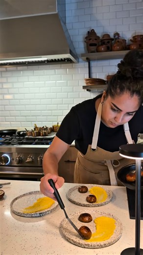 Cynthia Irish on Instagram: "@rltcuisine ✨ Aquí para influenciarlos a irse a esa playa, restaurante o lugar que tanto quieren visitar, aún y cuando no tienen quien los acompañe. ❤️‍🔥 Quisiera influenciarlos a disfrutar su propia compañía, comer rico, apoyar lo local, cuidar su salud y celebrar la vida, todos los días. 😋 Gracias infinitas a @rltcuisine y @gilbrigo por recibirme, chinearme y compartir conmigo tanta delicia. Te admiro y espero que muchas personas más tengan el placer de probar to