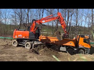 Bau der Landesgartenschau 2024 - Mobilbagger Hitachi ZX140W+ Powertilt/excavator loads truck/Part1
