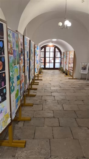 🤩První z letošních počinů pro lepší návštěvnický komfort - nový digitální panel ve vstupních prostorech muzea. 👍Všechny informace přehledně na jednom místě, orientační plánek, možnost přihlásit se k odběru novinek, fotogalerie i virtuální prohlídky... Přijďte to omrknout.😉 #muzeummelnik #infopanel #pronavstevniky | Regionální muzeum Mělník