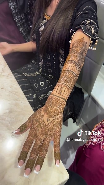 the details ARE detailing🤭 #fup #viralvideos #trendingsound #henna #hennaartist #foryouu #foryoupageofficial #hennaart #hennadesign #pakistani #pathaan #aisan #girl