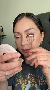 ¿A quién no le gustan unas pestañas hermosas y naturales sin gastar una fortuna? 🤑💁‍♀️ Hoy te enseño paso a paso cómo me aplico estas pestañas que se ven increíbles y comodísimas 😍 Perfectas para el diario o para una cita especial ✨ ¿Te animas a probarlas conmigo? 👀💕 #PestañasHermosas #BellezaEnCasa #EyelashExtensions #MakeupTips | Maquillart