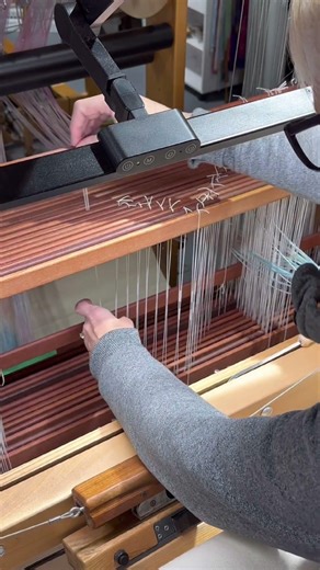 Treadling the threading beats traditional methods #weaving #loom #technique