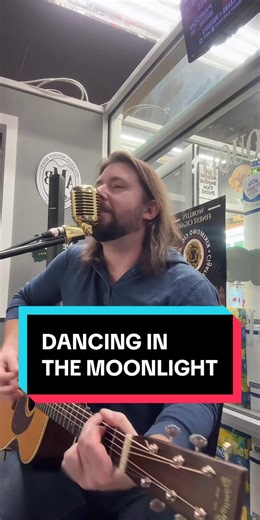 “Dancing In The Moonlight” by King Harvest. I just wish I had an electric keyboard with me. 🕺🌖 #livemusic #nightout #coversong #livehighlights #tiktoklive