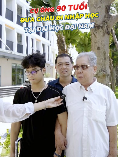 Ông 90 Tuổi Đưa Cháu Đi Nhập Học Tại Đại Học Đại Nam