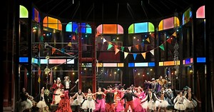 La Vie Parisienne défile en Christian Lacroix aux Champs-Elysées pour les fêtes