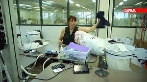 Dans cette entreprise de vente de vêtements de seconde main, le contrôle qualité est une étape primordiale pour rassurer les clients. | Capital