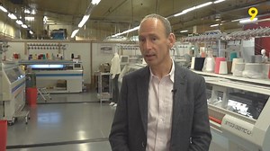 L'entreprise Steiger à Vionnaz, qui fabrique des machines à tricoter, souffre du franc fort. Depuis un an, elle a du se résoudre à produire toutes ses machines du secteur textile dans son usine en Chine. Pour maintenir l’emploi en Valais, une seule solution: l’innovation. | Canal9