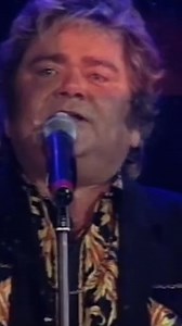 Vanaf vandaag kun je 't Rode Licht' dat André in 1994 in de Ahoy zong op André's officiële YouTube kanaal bekijken 🎶 Check de link in de comments | André Hazes