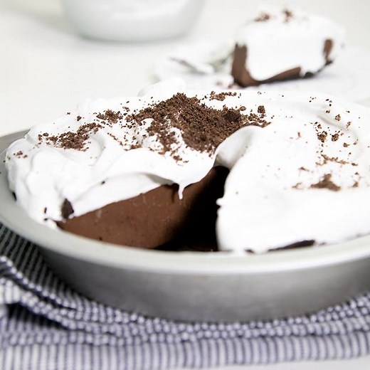 This chocolate pudding pie is my favorite no bake gluten free treat of the season. The filling is smooth as silk, plus the cookie crust slices clean, and adds just the right amount of cookie crunch. | Gluten Free on a Shoestring